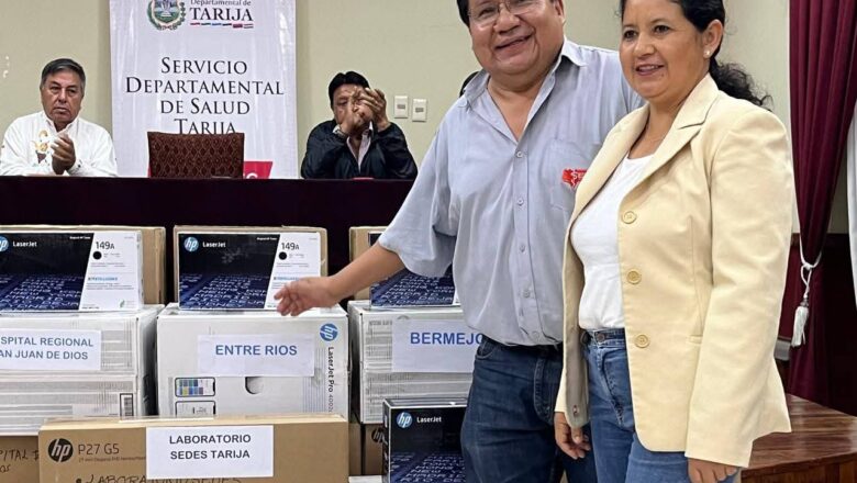 SEDES Tarija entrega equipos de computación para fortalecer el sistema de salud