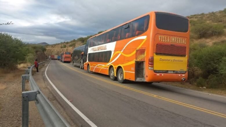 Transporte bloquea ingresos y salidas a la ciudad de Tarija
