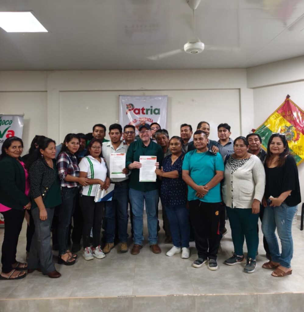 Distritos 7 y 8 firman adhesión y respaldan a Adrián Oliva