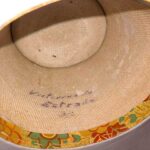 Entregan sombrero de la «Chola de la Petaca»