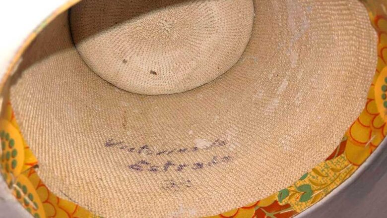 Entregan sombrero de la «Chola de la Petaca»
