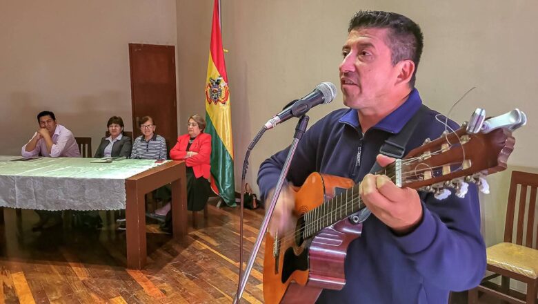 Conversatorio impulsa el valor del libro nacional y autores bolivianos