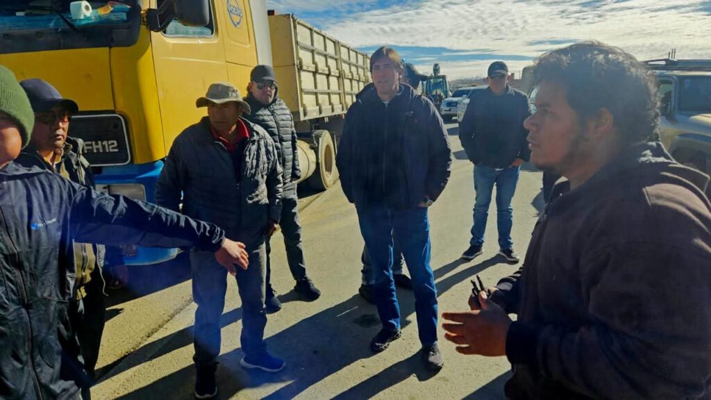 Transportistas piden acompañamiento al ministro Zamora en plena ruta bloqueada