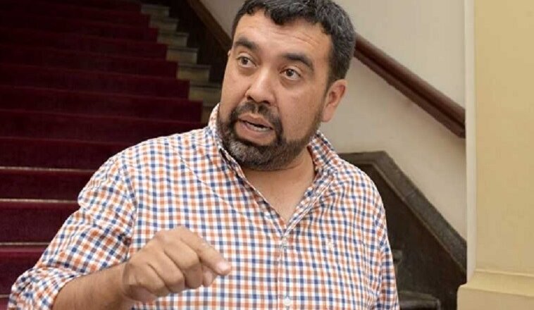 Exministro Álvaro Ruiz exige aclaración pública a Migración por supuesta salida del país