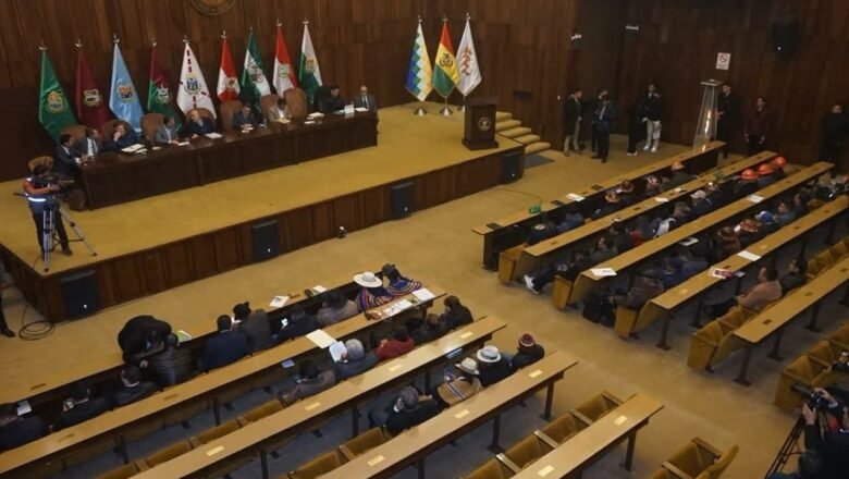 Diálogo entre Gobierno y COB entra en cuarto intermedio y continúa en el piso 21 de la Casa Grande