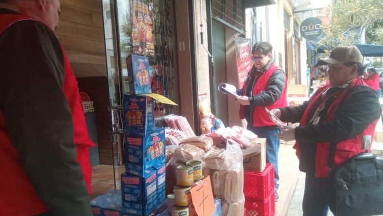 Tarija: Brigadas de salud del SEDES verifican salchichas, panes y lácteos en mercados y tiendas