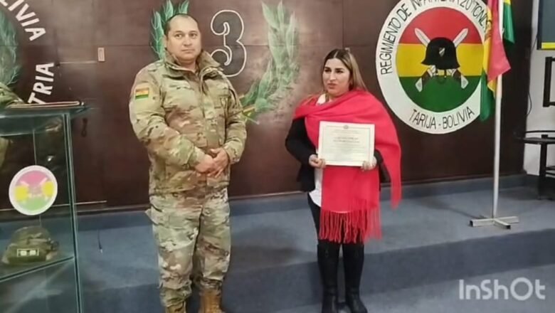 Dra. Rosa Mendoza Recibe reconocimiento del Comándate del Batallón Padilla por la Brigada móvil de Cedulación