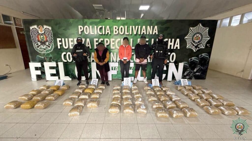 Santa Cruz: Operativo policial permite el decomiso de 70 paquetes de presunta m4rihu4na en un bus de transporte público