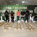 Santa Cruz: Operativo policial permite el decomiso de 70 paquetes de presunta m4rihu4na en un bus de transporte público
