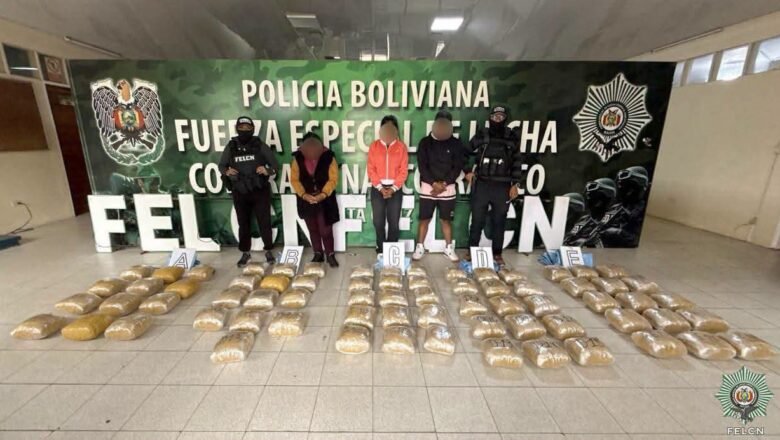 Santa Cruz: Operativo policial permite el decomiso de 70 paquetes de presunta m4rihu4na en un bus de transporte público