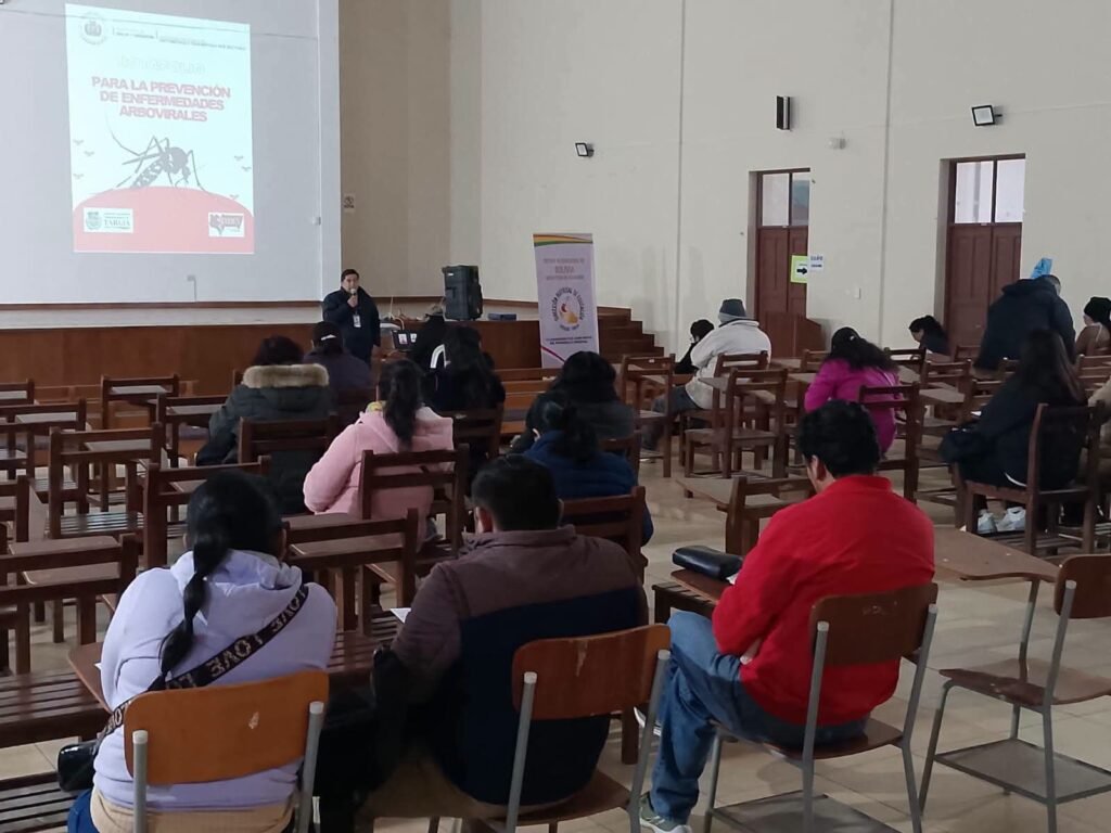 SEDES Tarija capacita a maestros y padres en prevención y vacunación