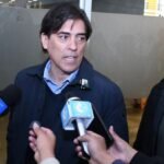 Ministro abre la posibilidad de nacionalizar autos «chutos», pero condiciona la medida a un análisis técnico