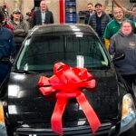 EEUU: Estudiantes que aprenden mecánica reparaban autos y regalaban a madres solteras