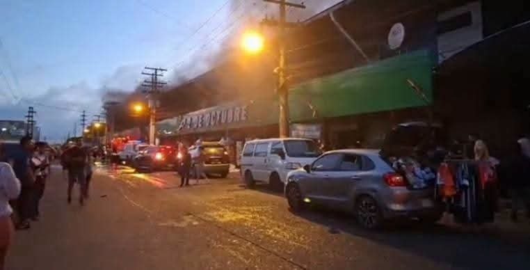 Santa Cruz: Incendio de gran magnitud en la Feria Barrio Lindo