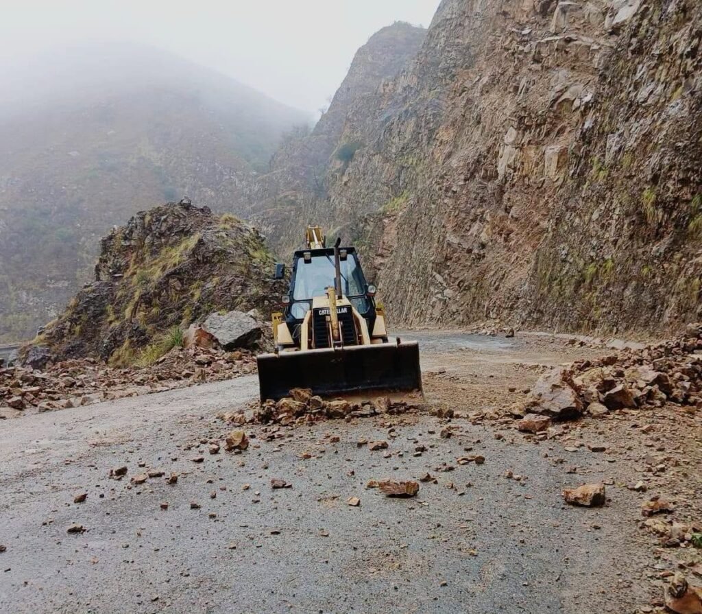 ABC despliega maquinaria y técnicos en la ruta Tarija – Villa Montes