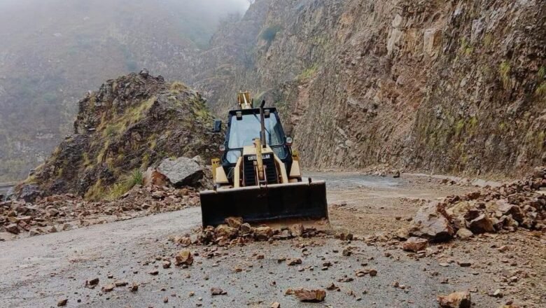 ABC despliega maquinaria y técnicos en la ruta Tarija – Villa Montes