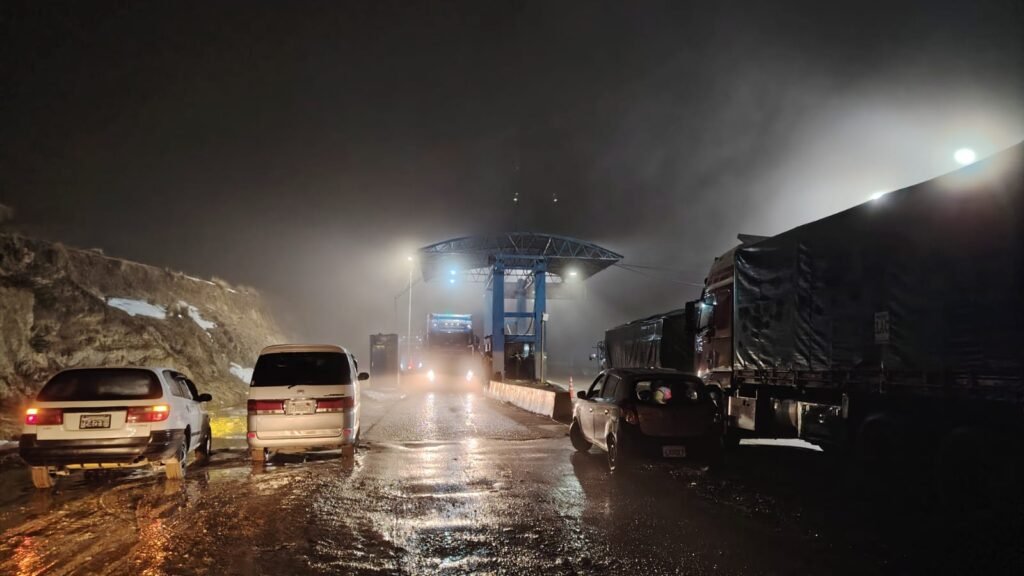 Ruta Cochabamba–Oruro cerrada, hielo provoca colisiones y se presume un fall3cido