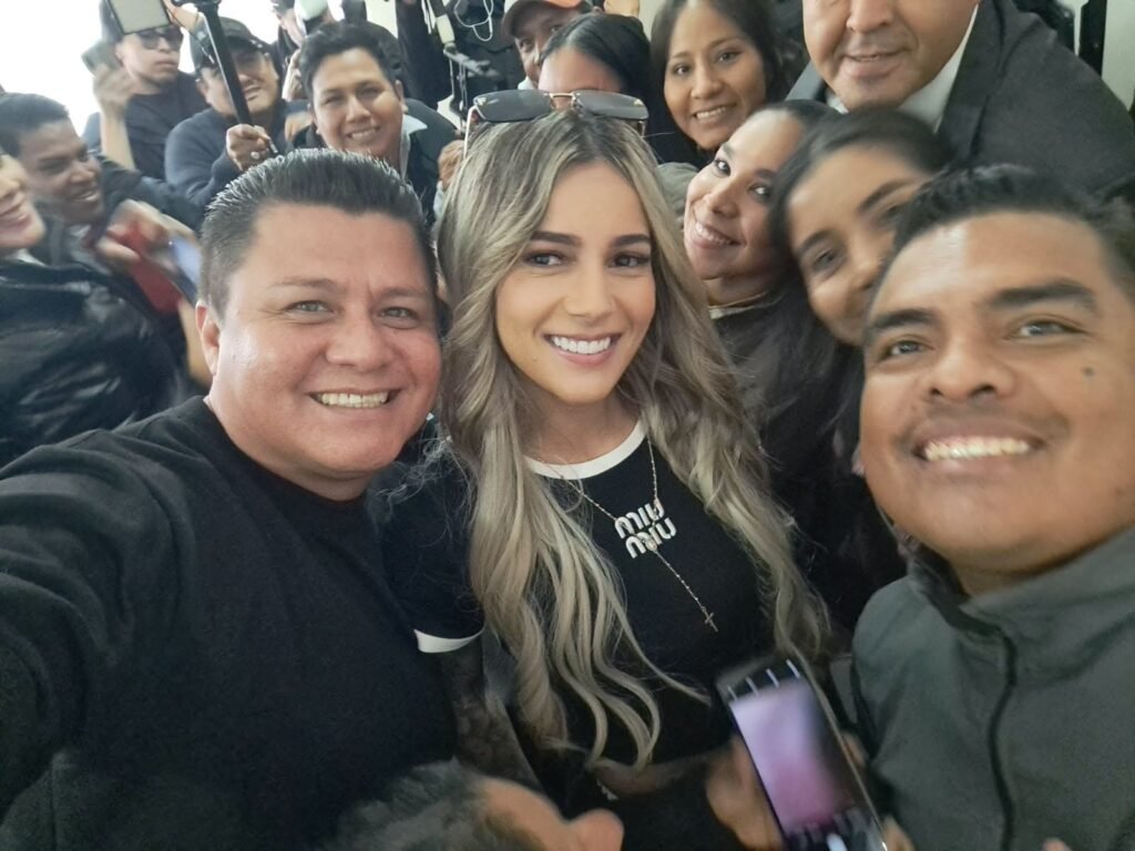 Tatiana Marset se roba las miradas de los periodistas y posa para las cámaras en Santa Cruz