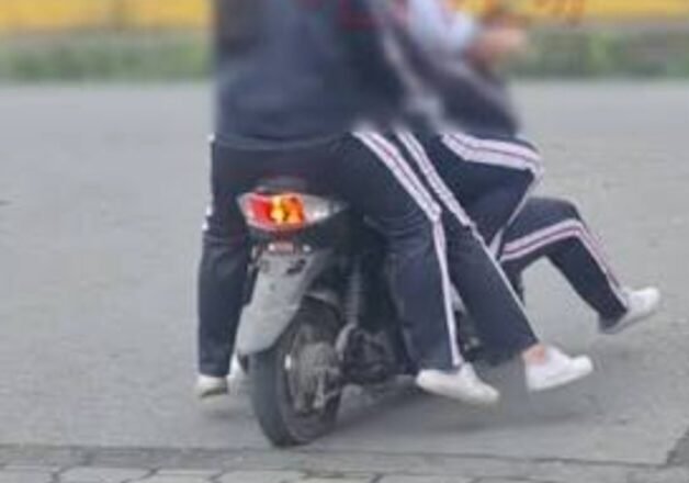 Código de Tránsito ignorado, adolescentes desafían la ley en moto