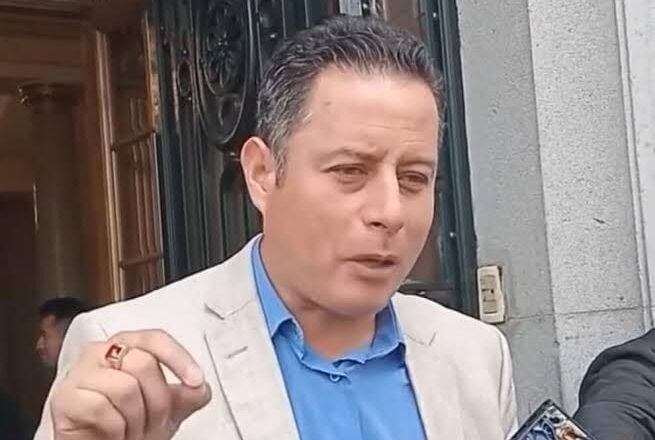 Edmand Lara ofrece campaña por su revocatorio y se distancia de Rodrigo Paz