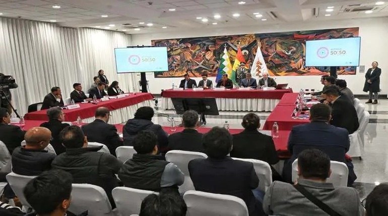 Alcaldes logran compromiso de mayor presupuesto para municipios en 2026