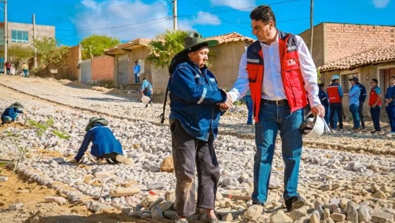 Alcalde Torres inspecciona empedrado en la avenida Cuarto Centenario