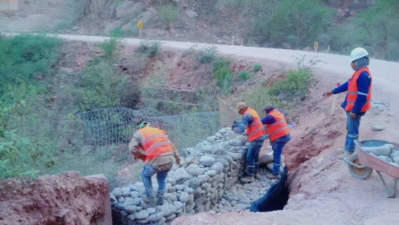 La ABC ejecuta colocacion de gaviones y geotextiles en el sector volcán  plomo para proteger la plataforma en la ruta Tarija- VillaMontes