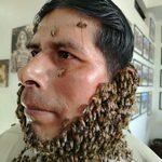 Apicultor ee Padilla llega a Sucre cubierto de abejas para concientizar sobre su importancia en la vida